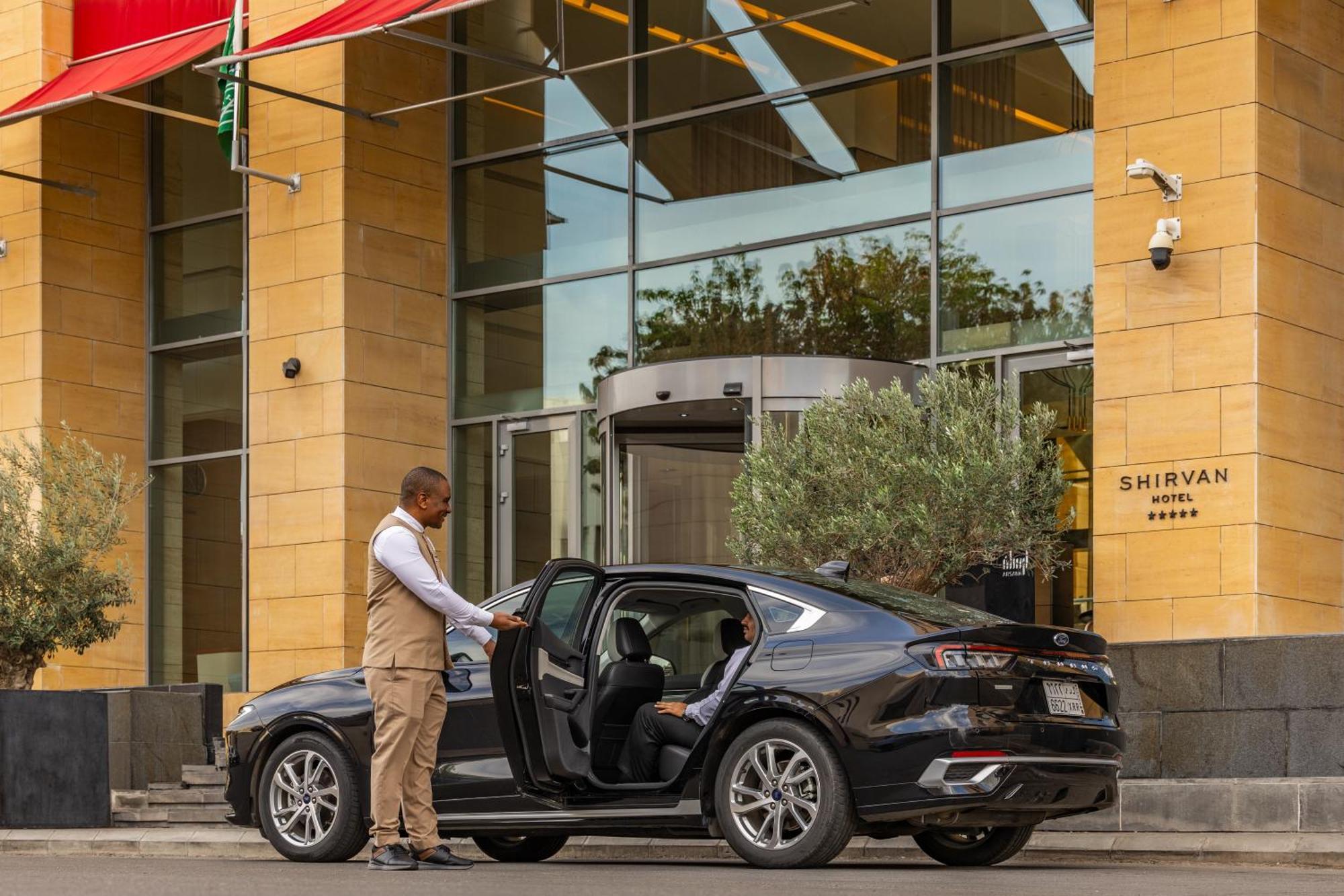 Shirvan Hotel City Yard Jidá Exterior foto A chauffeur opening the door of a car